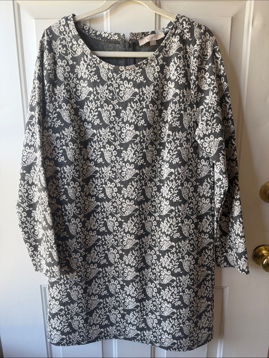 LOFT Dresses & Skirts - Loft Gray & White Floral Jacquard Tunic